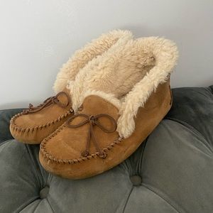 AVAILABLE Woman’s UGG high top moccasins chestnut color size usa 7